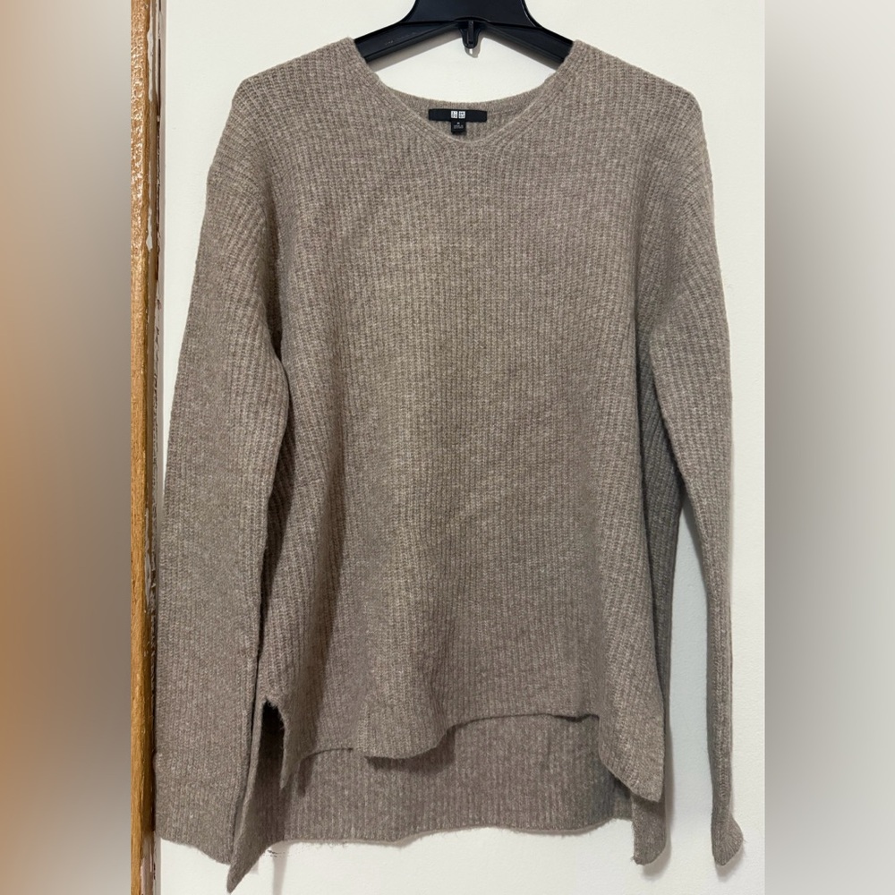 Uniqlo Beige Ribbed V-Neck Fluffy Sweater